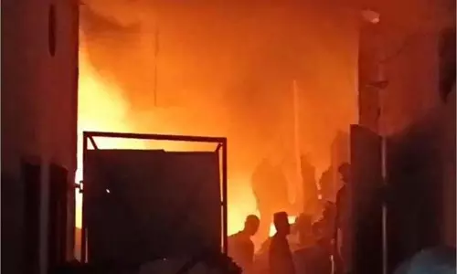 Jalandhar:धूं-धूं कर जली चप्पल फैक्ट्री, इलाके में मची अफरा-तफरी Jalandhar:धूं-धूं कर जली चप्पल फैक्ट्री, इलाके में मची अफरा-तफरी