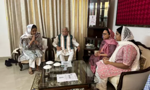 Haryana: केंद्रीय मंत्री मनोहर लाल खट्टर ने पूरन कुमार के परिवार से की मुलाकात Haryana: केंद्रीय मंत्री मनोहर लाल खट्टर ने पूरन कुमार के परिवार से की मुलाकात