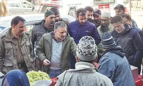 सोपोर में गुणवत्ता और उचित मूल्य सुनिश्चित करने को बाजार जांच की गई सोपोर में गुणवत्ता और उचित मूल्य सुनिश्चित करने को बाजार जांच की गई