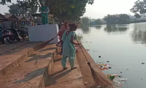 छठ महापर्व को लेकर रायपुर निगम जुटी तैयारियों में, घाटों की साफ-सफाई कराई छठ महापर्व को लेकर रायपुर निगम जुटी तैयारियों में, घाटों की साफ-सफाई कराई