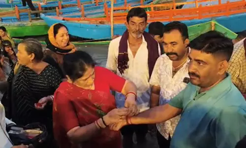 Mathura में भाई दूज पर सवा लाख श्रद्धालुओं ने यमुना में डुबकी लगाई