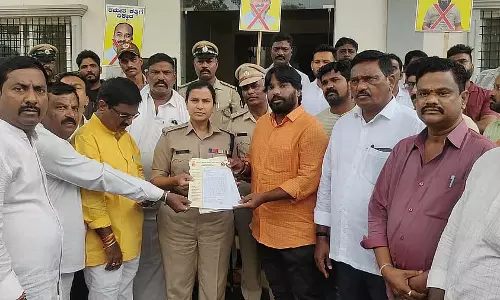Hospet : वाल्मीकि समुदाय ने पूर्व सांसद रमेश कट्टी के खिलाफ प्रदर्शन किया