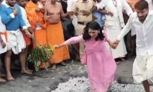 Karnataka: डिप्टी कमिश्नर ने हसनम्बा मंदिर में अग्नि-चलन अनुष्ठान में भाग लिया Karnataka: डिप्टी कमिश्नर ने हसनम्बा मंदिर में अग्नि-चलन अनुष्ठान में भाग लिया
