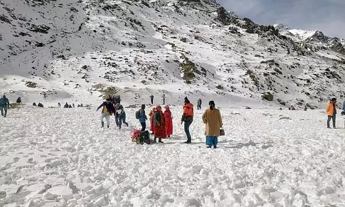 हिमाचल प्रदेश बर्फ से ढका हुआ है: टूरिस्ट खुश हिमाचल प्रदेश बर्फ से ढका हुआ है: टूरिस्ट खुश