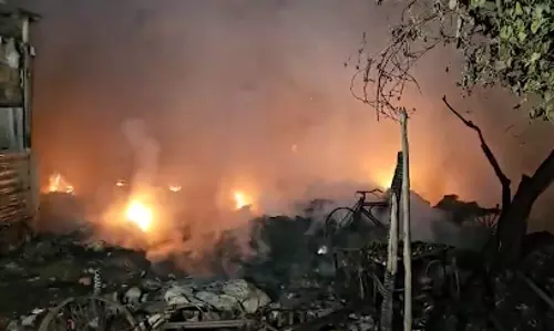 Delhi: रानी गार्डन झुग्गियों में लगी आग, आठ दमकल गाड़ियां मौके पर भेजी गईं