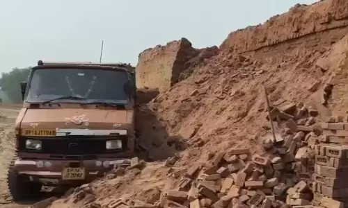 ईंट भट्टे का एक हिस्सा गिरा, दबने से 2 मजदूरों की मौत