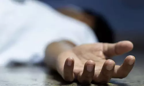 MP : घर के लैंप से लगी आग में इंदौर के व्हीकल शोरूम के मालिक की मौत, बेटी अस्पताल में भर्ती MP : घर के लैंप से लगी आग में इंदौर के व्हीकल शोरूम के मालिक की मौत, बेटी अस्पताल में भर्ती