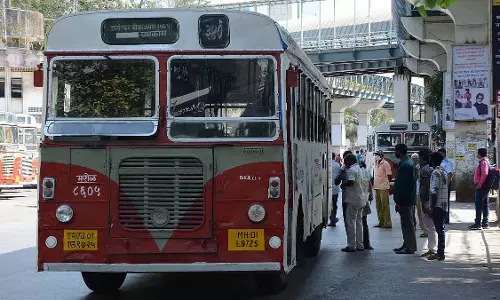 Navi Mumbai : ऐरोली ब्रिज पर बेस्ट बस और टेम्पो में टक्कर, 7 लोग घायल Navi Mumbai : ऐरोली ब्रिज पर बेस्ट बस और टेम्पो में टक्कर, 7 लोग घायल