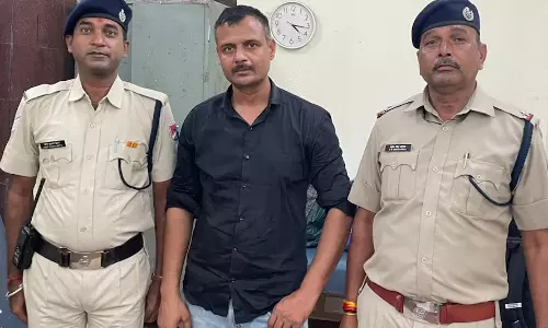 सेना का जवान ट्रेन में गिरफ्तार, यात्रियों से वसूली करने का आरोप सेना का जवान ट्रेन में गिरफ्तार, यात्रियों से वसूली करने का आरोप