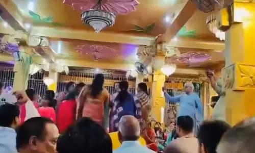 कलेक्टर साहिबा भजन-कीर्तन पर भक्तों संग झूमी, VIDEO वायरल