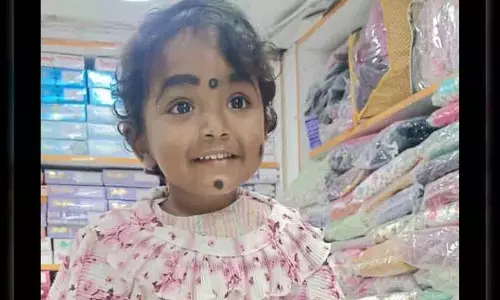 Chennai स्थित आवास के पास बाढ़ग्रस्त प्लॉट में दो साल की बच्ची डूबी Chennai स्थित आवास के पास बाढ़ग्रस्त प्लॉट में दो साल की बच्ची डूबी