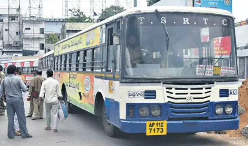 अधिक RTC बसों की मांग को लेकर प्रदर्शनकारियों ने आईडीए बोलाराम रोड को अवरुद्ध किया
