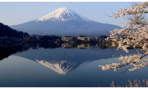 जापान के Mount Fuji में इस सर्दी में पहली बार बर्फबारी हुई
