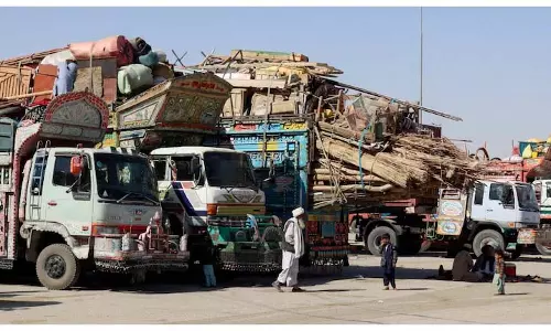 Pakistan ने 10 दिनों के निलंबन के बाद अफ़ग़ान पारगमन व्यापार फिर से शुरू किया
