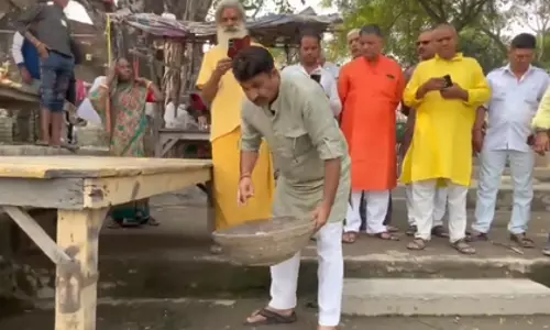 BJP सांसद मनोज तिवारी ने अपने क्षेत्र में यमुना घाटों की सफाई की