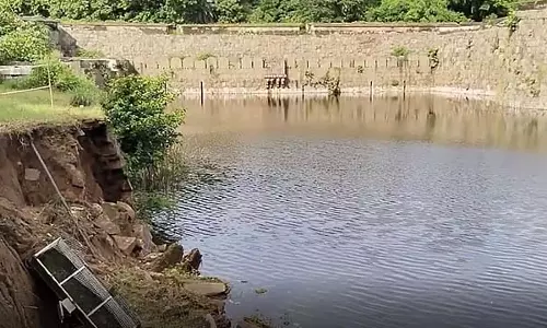 लगातार बारिश: वेल्लोर किले की खाई की दीवार ढह गई लगातार बारिश: वेल्लोर किले की खाई की दीवार ढह गई