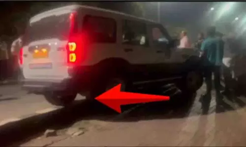 Bhubaneswar में नयापल्ली पुलिस अधिकारी की कार दुकान से टकराई