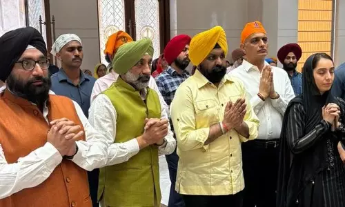 Punjab : वायु सेना प्रमुख गुरु गोविंद सिंह के अवशेषों को ले जा रहे नगर कीर्तन में शामिल हुए