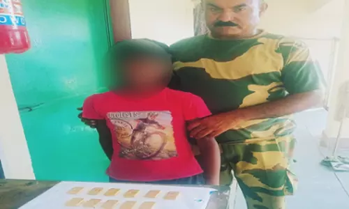BSF ने भारत-बांग्लादेश सीमा पर 11 सोने के बिस्कुट के साथ नाबालिग को पकड़ा BSF ने भारत-बांग्लादेश सीमा पर 11 सोने के बिस्कुट के साथ नाबालिग को पकड़ा