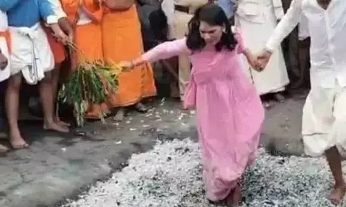 Hasanamba मंदिर में आग पर चलने वाले आईएएस अधिकारी Hasanamba मंदिर में आग पर चलने वाले आईएएस अधिकारी