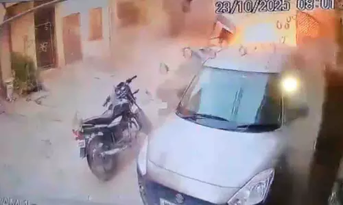 Karnal: रामनगर इलाके में गैस सिलेंडर फटने से मची अफरा-तफरी Karnal: रामनगर इलाके में गैस सिलेंडर फटने से मची अफरा-तफरी