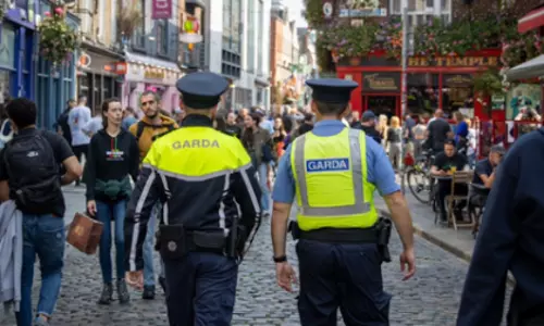Dublin में अशांति की एक और रात, तीन पुलिसकर्मी घायल