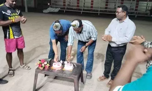 ऑफिसर की शराब और चिकन पार्टी चर्चा में, मची खलबली