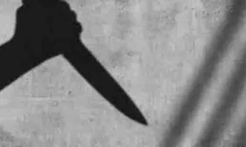Deoria में शख्स ने बेटी पर हमला कर समलैंगिक साथी की हत्या की Deoria में शख्स ने बेटी पर हमला कर समलैंगिक साथी की हत्या की