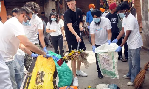 Punjab : कैसे एक विदेशी भारत को अमृतसर में अपनी सड़कें साफ़ करना सिखा रहा है Punjab : कैसे एक विदेशी भारत को अमृतसर में अपनी सड़कें साफ़ करना सिखा रहा है