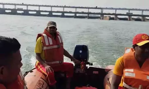 Odisha: कटक में महानदी नदी में कूदने के बाद युवती लापता
