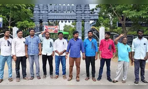 Kakatiya University छात्र संघ के नेताओं ने कांग्रेस पार्टी के नेताओं पर निशाना साधा Kakatiya University छात्र संघ के नेताओं ने कांग्रेस पार्टी के नेताओं पर निशाना साधा