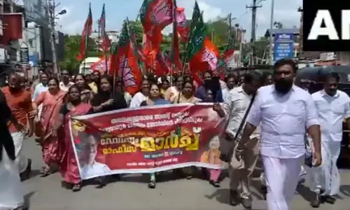 भाजपा ने गुरुवायुर मंदिर ऑडिट अनियमितताओं के खिलाफ प्रदर्शन किया भाजपा ने गुरुवायुर मंदिर ऑडिट अनियमितताओं के खिलाफ प्रदर्शन किया