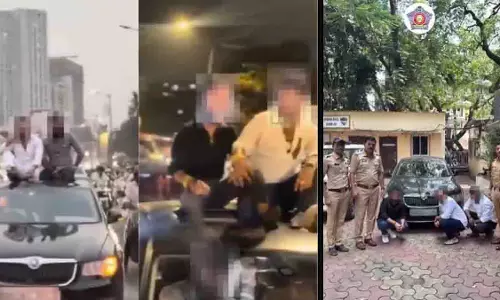 Mumbai: अंधेरी में चलती कार की छत पर बैठकर 4 लोगों ने किया खतरनाक स्टंट