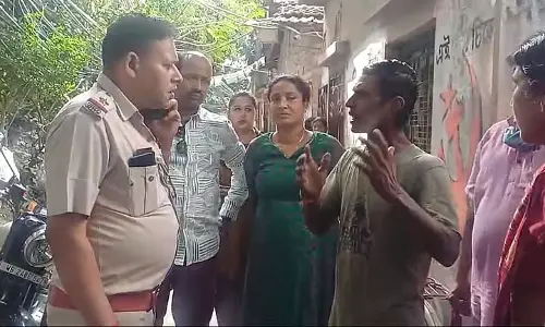 Petrol हमले के बाद आरोपी पार्षद के समर्थकों में गुस्सा फूटा