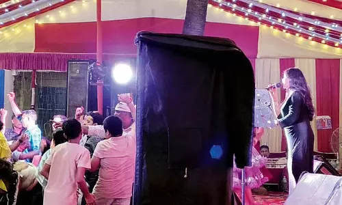 आधी रात को बोलपुर पुलिस स्टेशन में DJ ने मचाई अफरा-तफरी आधी रात को बोलपुर पुलिस स्टेशन में DJ ने मचाई अफरा-तफरी