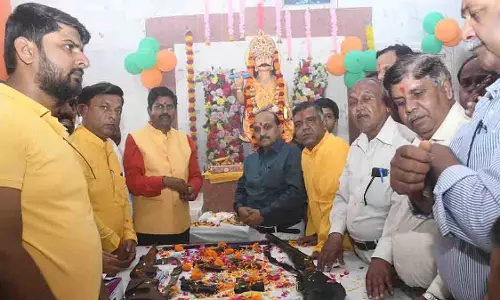 Uttar Pradesh: कायस्थ समुदाय ने लखनऊ में यम द्वितीया पर शस्त्र पूजा की