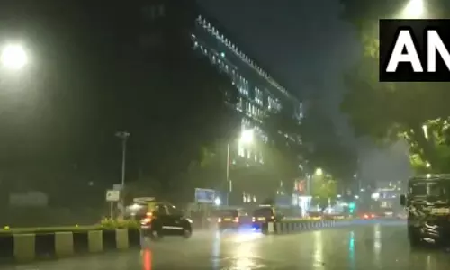 Mumbai के कुछ हिस्सों में भारी बारिश, CSMT से दिखे दृश्य