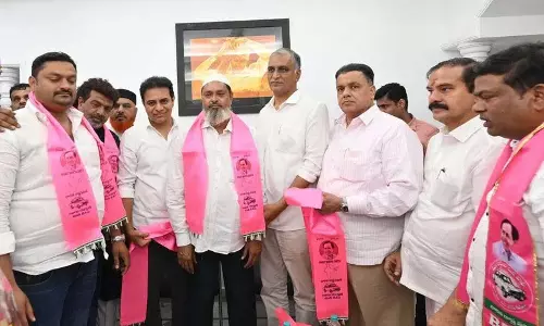 AIMIM नेता Mohammed Ismail ने BRS जॉइन किया, Jubilee Hills उपचुनाव से पहले BRS को