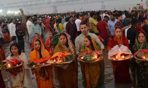 छठ पूजा में पसीने से Makeup रहेगा पर्फेक्ट, अपनाएं ये आसान टिप्स छठ पूजा में पसीने से Makeup रहेगा पर्फेक्ट, अपनाएं ये आसान टिप्स