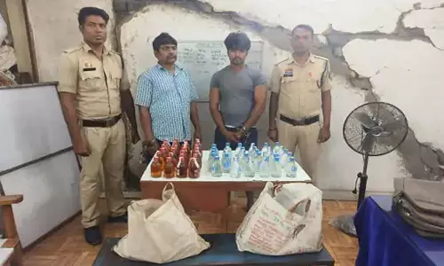 पुलिस की बड़ी कार्रवाई: अवैध शराब के कारोबार मामले में लिप्त दो गिरफ्तार पुलिस की बड़ी कार्रवाई: अवैध शराब के कारोबार मामले में लिप्त दो गिरफ्तार