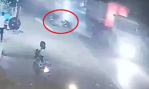 CG: तेज रफ्तार ट्रेलर ने दो बाइकों को टक्कर मारी, छह घायल