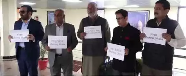 एनसी, कांग्रेस विधायकों ने आप विधायक की रिहाई के लिए विरोध प्रदर्शन किया एनसी, कांग्रेस विधायकों ने आप विधायक की रिहाई के लिए विरोध प्रदर्शन किया