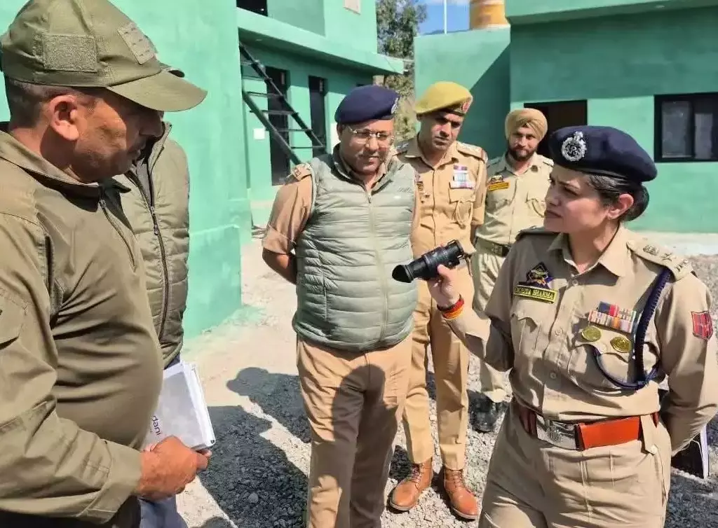 Kathua: कठुआ दौरे पर एसएसपी ने राष्ट्र-विरोधी गतिविधियों पर रखी नजर Kathua: कठुआ दौरे पर एसएसपी ने राष्ट्र-विरोधी गतिविधियों पर रखी नजर