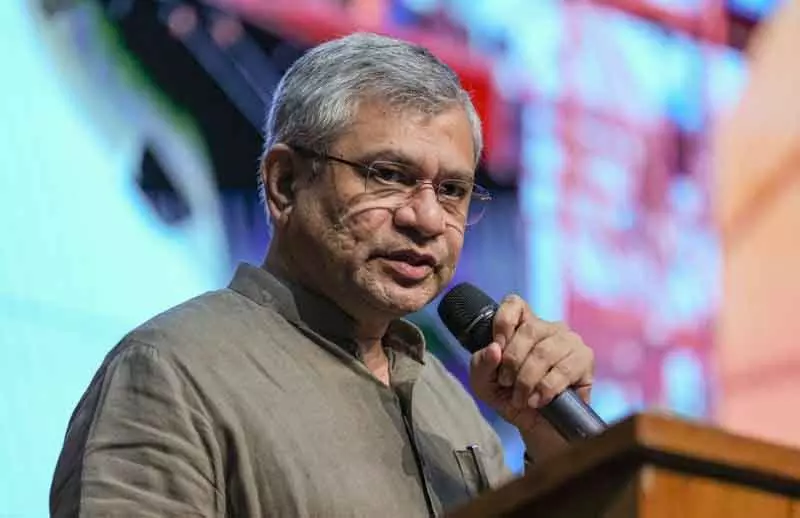 Delhi छठ पर्व पर भीड़ नियंत्रण हेतु रेलवे चलाएगा 1,205 विशेष ट्रेनें Delhi छठ पर्व पर भीड़ नियंत्रण हेतु रेलवे चलाएगा 1,205 विशेष ट्रेनें