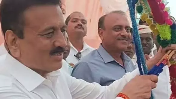 Jalgaon : गिरीश महाजन सतपुड़ा के दूरदराज के आदिवासी पाड़ा पहुंचे Jalgaon : गिरीश महाजन सतपुड़ा के दूरदराज के आदिवासी पाड़ा पहुंचे