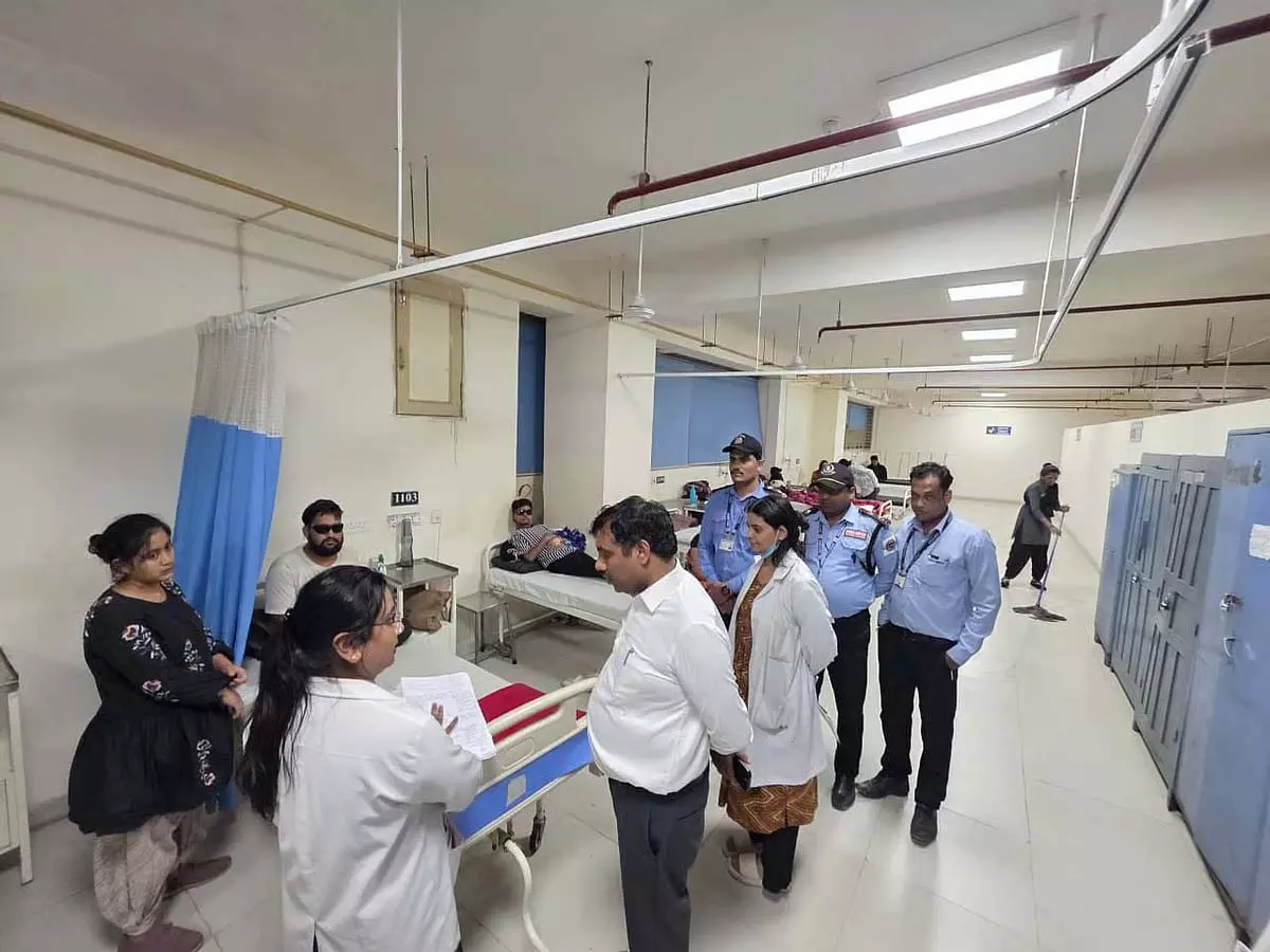 Bhopal : छठ से पहले दुर्गा विसर्जन का कचरा अभी भी शहर के घाटों पर जमा Bhopal : छठ से पहले दुर्गा विसर्जन का कचरा अभी भी शहर के घाटों पर जमा