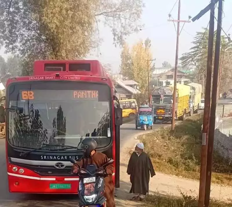 Bandipora सुम्बल में टूटे फुटब्रिज पर विरोध, यातायात बाधित Bandipora सुम्बल में टूटे फुटब्रिज पर विरोध, यातायात बाधित