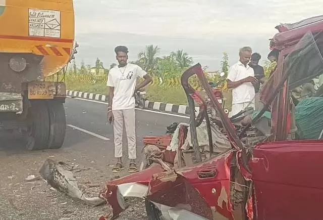 Tamil Nadu: उलुंदुरपेट के पास कार-लॉरी टक्कर में 3 लोगों की मौत Tamil Nadu: उलुंदुरपेट के पास कार-लॉरी टक्कर में 3 लोगों की मौत