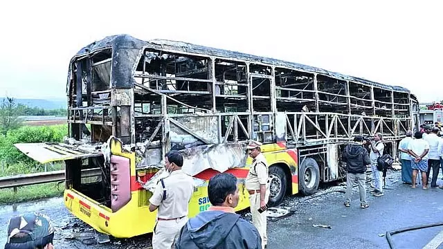 Andhra में ओमनी बस में आग लगने से 15 लोगों की मौत हो गई Andhra में ओमनी बस में आग लगने से 15 लोगों की मौत हो गई