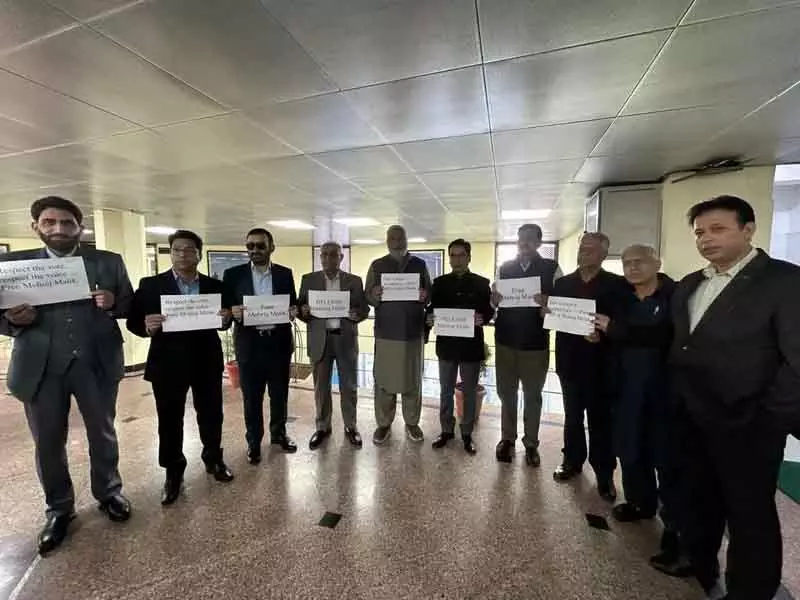 Srinagar NC, कांग्रेस विधायकों ने विधायक मेहराज मलिक की रिहाई मांग की Srinagar NC, कांग्रेस विधायकों ने विधायक मेहराज मलिक की रिहाई मांग की